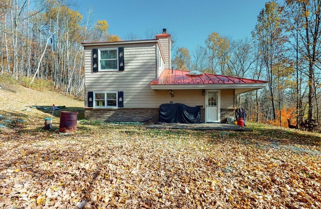 Cozy private cabin, wood stove, w/d, TVs, wifi, deck, close to skiing & golfing