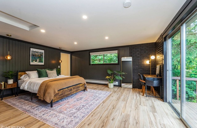 Cozy Private Riverfront Cabin w/NEW hot tub, pet-friendly, minutes from hiking