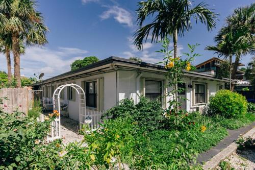 Cozy private studio 2 blocks from Pompano Beach