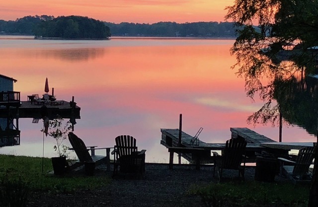 Cozy Ranch w/Private beach, big views, sleeps 10, & boat on site!