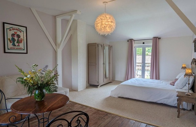 Cozy Retreat for 2: Heated Pool, Gardens & Baby Gear in Renovated Cottage