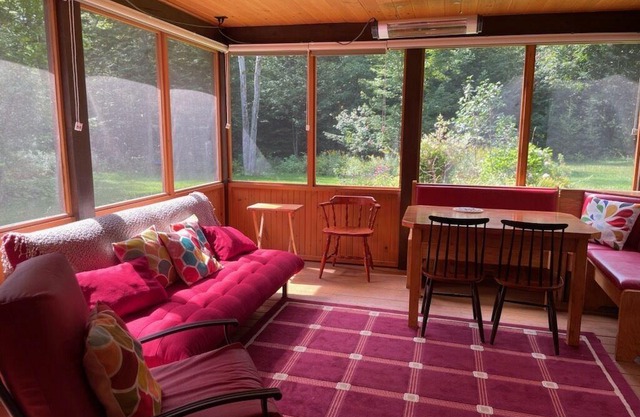 Cozy retreat in nature with all the comforts of home