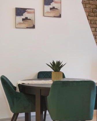 Cozy Retreat Near Downtown with Parking