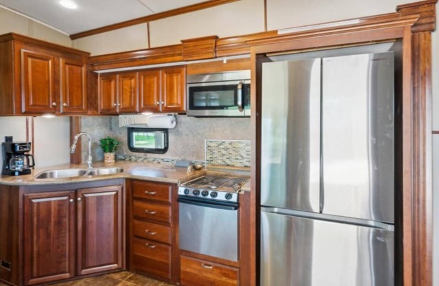 Cozy river front RV with WiFi and AC in lovely Savannah, TN.