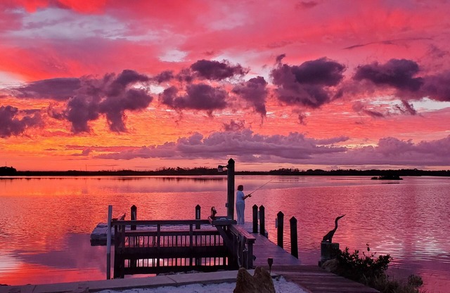 Cozy Riverfront Retreat in Ozello with hot tub, private dock and amazing views