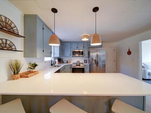 Cozy Riverside Cottage Fully Updated Quiet 3 beds