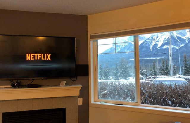 Cozy Rockies- hot tub, free parking, view, AC, king bed, 2BR, sleeps 8- B211