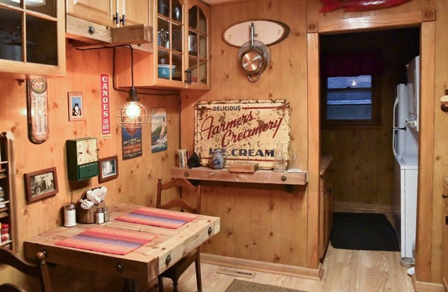 Cozy Rustic Retro Cottage - Pets - Ski - Ice Fish