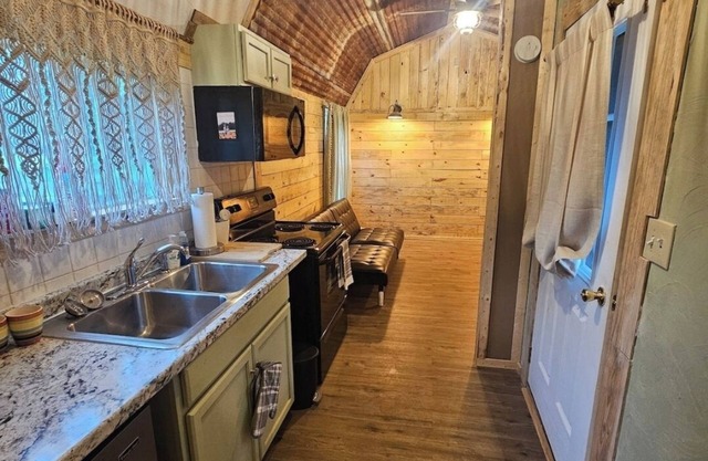 Cozy rustic tiny home! Just off of interstate 30, it's 5 minutes from Texarkana.