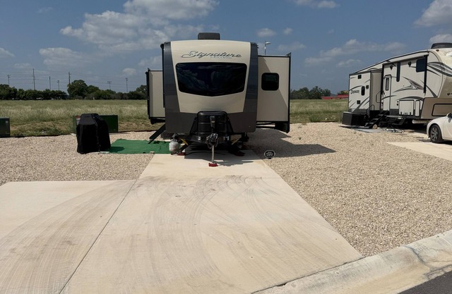 Cozy RV with AC and fitness room in Comfort, Texas in the hill country.
