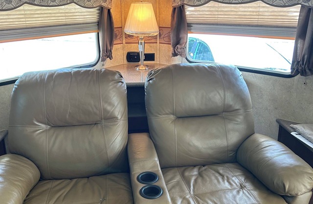 Cozy RV with AC and WiFi in Terrific San Marcos, close to river tubing.