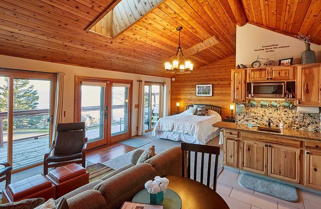 Cozy Schroeder Studio with Deck on Lake Superior