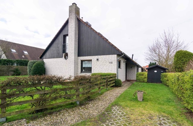 Cozy semi-detached house with fireplace and beautiful garden to relax.