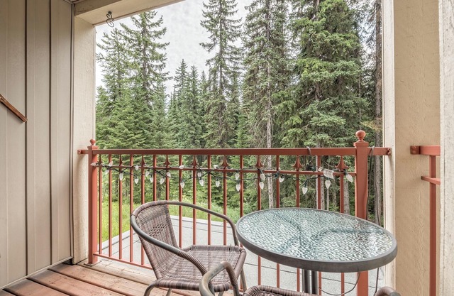 Cozy slopeside 1 bedroom + alcove Creekside condo steps from the skiway