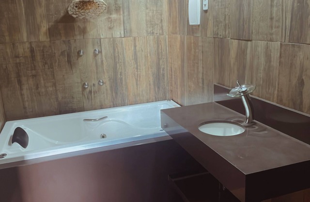 Cozy, spacious, with a hot tub and air conditioning