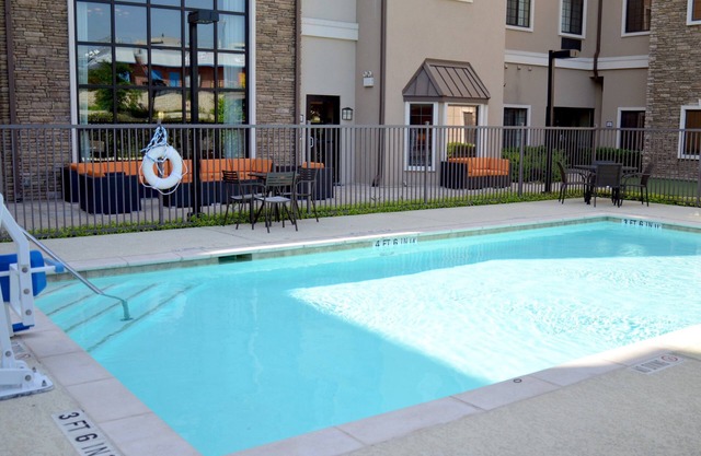 Cozy Studio Across from SeaWorld! Outdoor Pool, Gym Access + more!