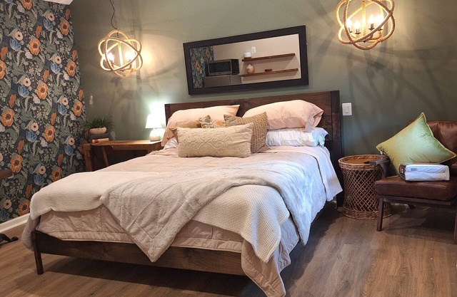 Cozy studio close to Skyline Drive, Hiking, and Main Street.