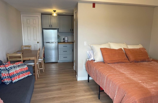 Cozy studio condo on picturesque Lake Winnisquam in Tilton with AC, WiFi