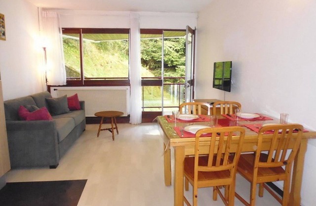 Cozy Studio for 4 near Slopes & Shops with Balcony and Forest View