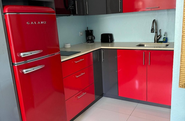 Cozy Studio in Prime Location –Walk to Everything! UNIT 1
