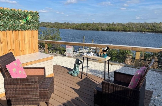 Cozy studio in serene Ruskin with AC and WiFi