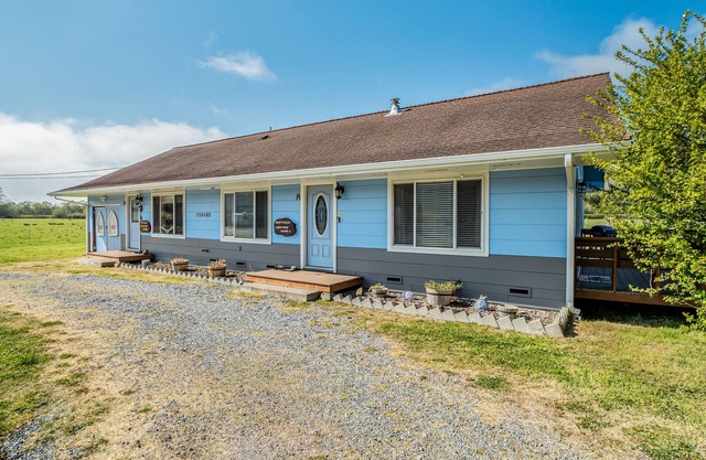 Cozy Studio on a Pasture Near Town & Parks w/ Full Kitchen & Free WiFi