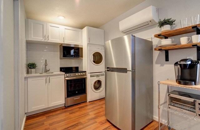 Cozy Studio, walk to Mountains!