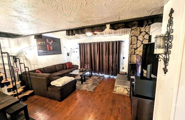 Cozy & Stylish Townhouse with Spa | Walk to Snow Summit Ski Resort