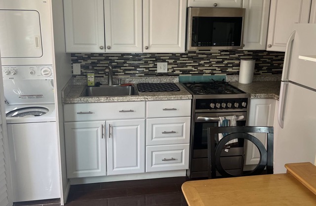 Cozy Sunset Beach Studio with Peek A Boo Ocean Views (Second Story/Dog Friendly)