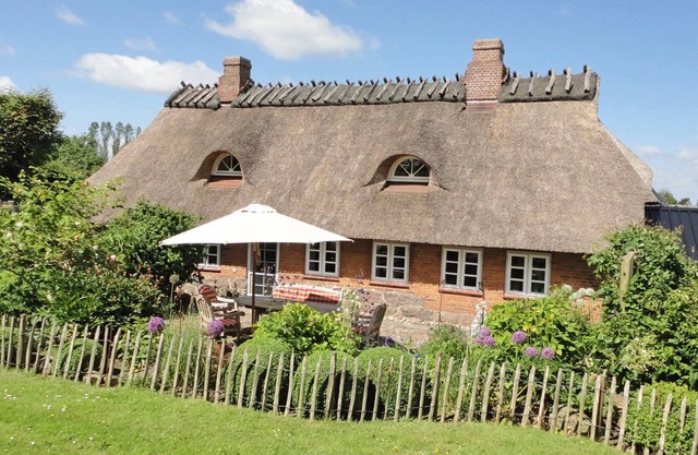 Cozy thatched-roof house "Steernkiekers Hus" with lovingly landscaped garden in the idyllic countryside of Steinbergkirche, only 4 km from the Baltic Sea