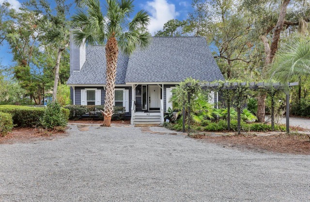 Cozy three bedroom cottage near the May River with a pool and boat parking