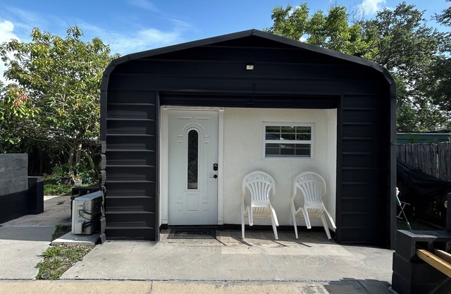 Cozy tiny house escape in sunny Orlando with WiFi, AC, and all you need to relax