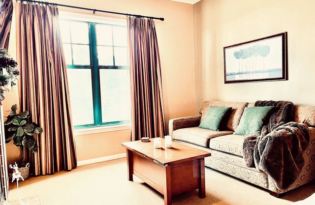 Cozy Top Floor Studio On The Slope, Pool, Hot Tubs, Sauna, Fireplace