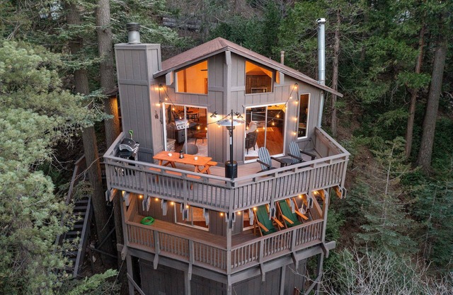 Cozy Treehouse with Lake View of Lake Arrowhead - 5 min from Village and Skypark