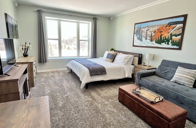 COZY Updated Studio-KING bed, kitchenette-Pool/Spa/Sauna