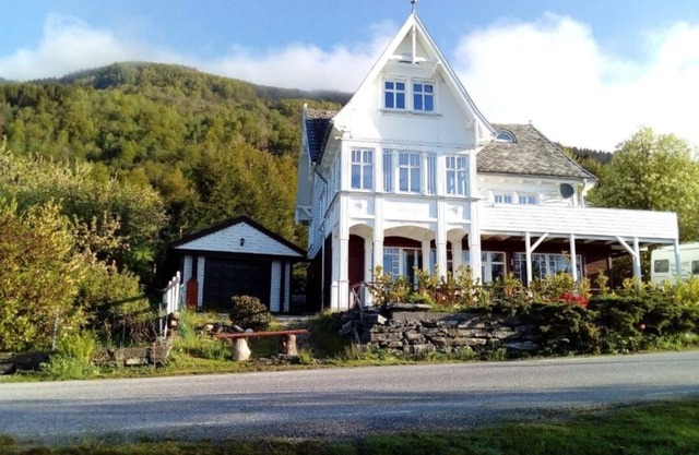 Cozy vacation apartment directly on the fjord
