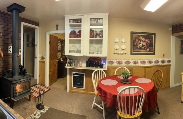 Cozy Vintage small Rustic Rose Cottage w 3 private Bedroom’s