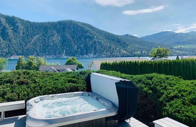 Cozy Wapato Point Escape + Hot Tub! Lake views, beach and resort access