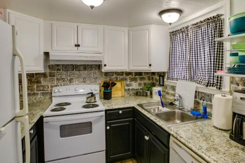 Cozy Wasilla Apartment about 2 Mi to Downtown!