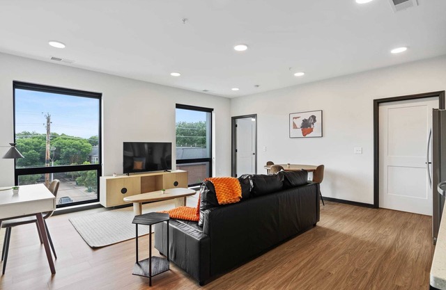 CozySuites Mass w/parking, lounge & roof deck #11