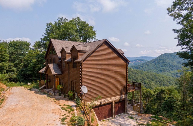 Cranberry View Lodge - VIEWS, Privacy, Gated Community, Game Table!