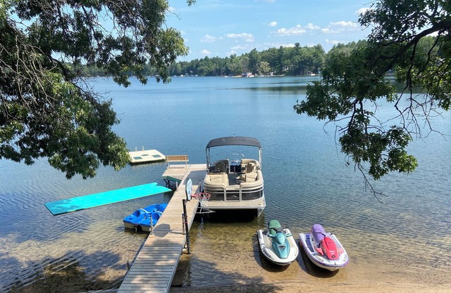 Creating Memories -Pine Lake, Wild Rose, 4000 sq ft -sleeps 16+, 6+ BR, 3.5 bath