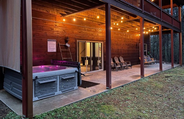 Creek front Cabin with 1000 sq foot GAME ROOM and Hot Tub