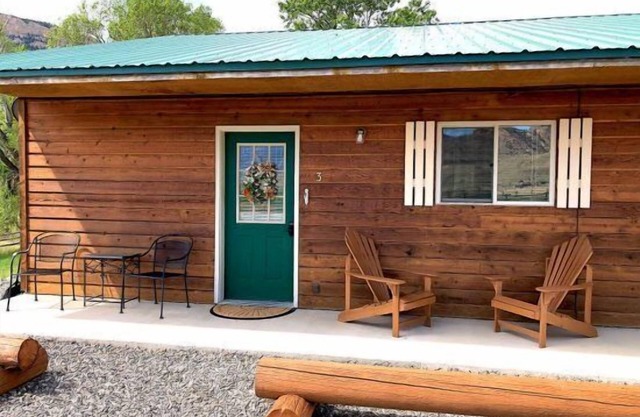 Creekside Cabin #3- Wapiti Valley, steps from Trout Creek