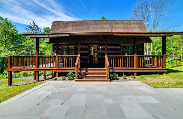 Creekside Cabin in Bainbridge w/Wraparound Deck!