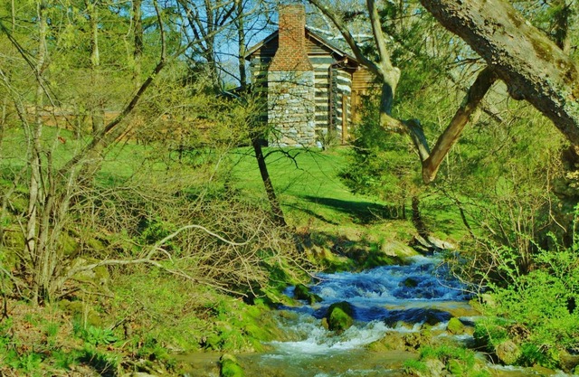 Creekside historic log cabin with all modern amenities at historic Wade's Mill