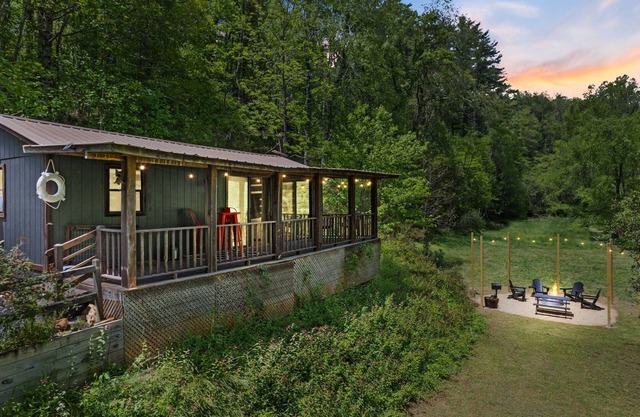 Creekside vibes - 1 bedroom cozy cabin w/outdoor fire pit + pet friendly!