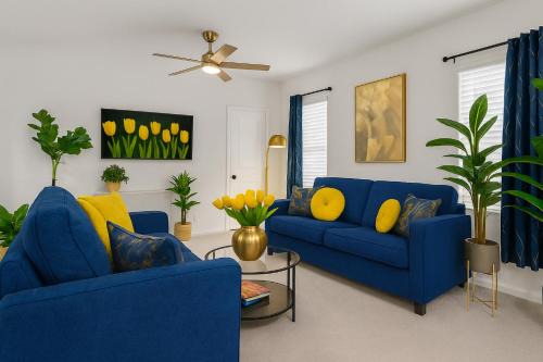 Crew Stay Sleeps 10, Wi-fi, Parking, Big Backyard