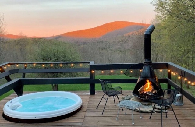 Crows Nest Mtn. Chalet - Hot Tub, Mtn Views, Dog Friendly