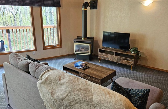 Crowsnest River Chalet - Deer